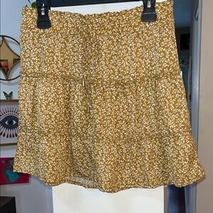 Ladies Floral Mustard tiered short Skirt
Size L